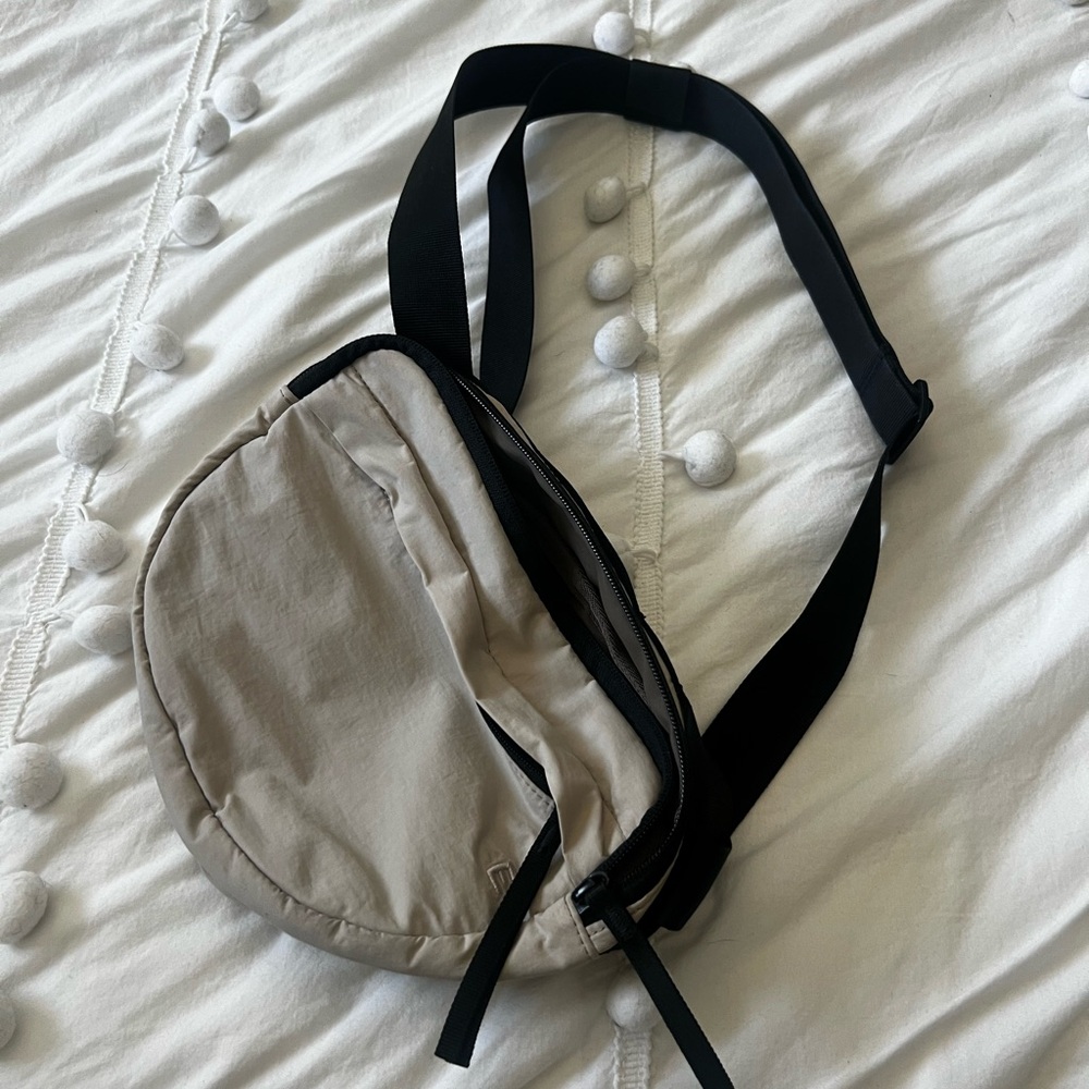 Everlane light gray woven transit shoulder bag